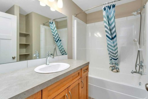 394 Teasdale Drive, Red Deer, AB - Indoor Photo Showing Bathroom