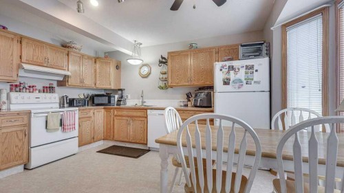 10 Douglas Avenue, Red Deer, AB - Indoor Photo Showing Kitchen