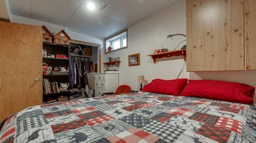 10 Douglas Avenue, Red Deer, AB - Indoor Photo Showing Bedroom