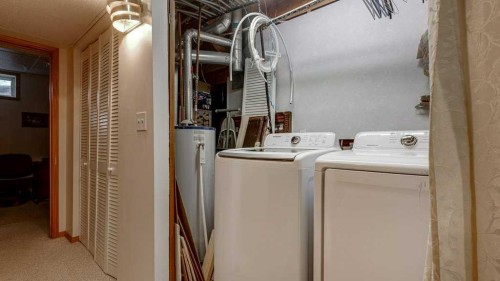 10 Douglas Avenue, Red Deer, AB - Indoor Photo Showing Laundry Room