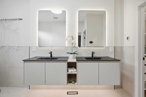 5232 21 Avenue Nw, Calgary, AB - Indoor Photo Showing Bathroom