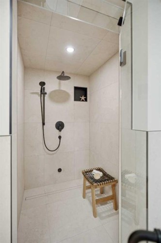 5232 21 Avenue Nw, Calgary, AB - Indoor Photo Showing Bathroom