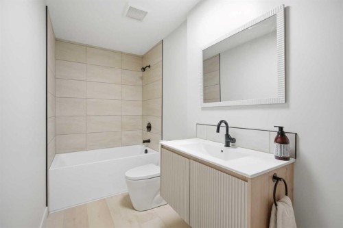 5232 21 Avenue Nw, Calgary, AB - Indoor Photo Showing Bathroom