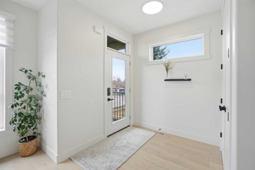 5232 21 Avenue Nw, Calgary, AB - Indoor Photo Showing Other Room