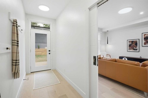 5232 21 Avenue Nw, Calgary, AB - Indoor Photo Showing Other Room