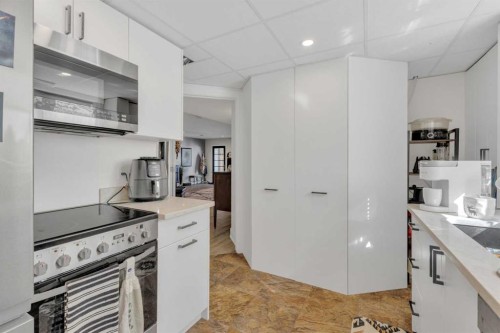 120 Devilder Avenue, Trochu, AB - Indoor Photo Showing Kitchen