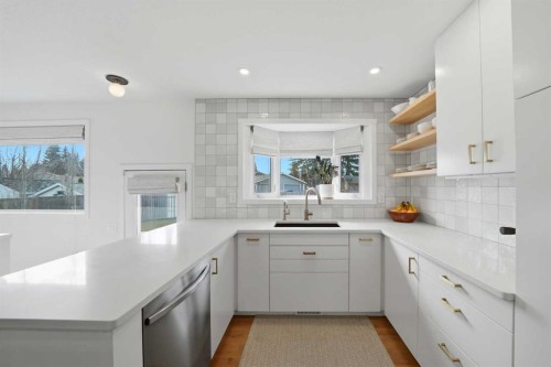 12 Stirling Close, Red Deer, AB - Indoor Photo Showing Kitchen