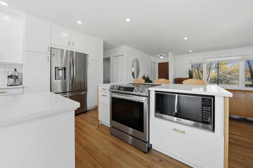 12 Stirling Close, Red Deer, AB - Indoor Photo Showing Kitchen With Stainless Steel Kitchen With Upgraded Kitchen