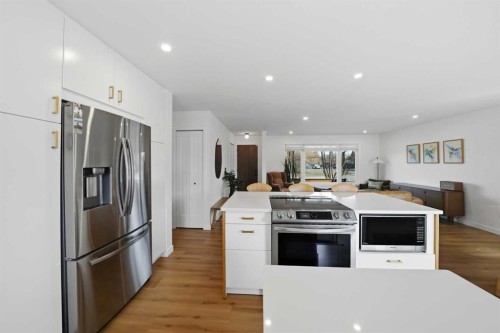 12 Stirling Close, Red Deer, AB - Indoor Photo Showing Kitchen