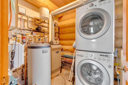 8 Oliver Avenue, Gull Lake, AB - Indoor Photo Showing Laundry Room