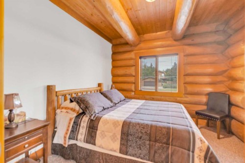 8 Oliver Avenue, Gull Lake, AB - Indoor Photo Showing Bedroom