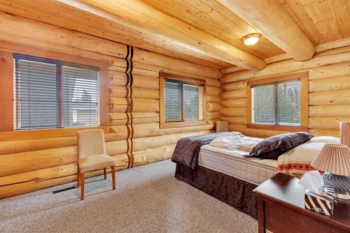 8 Oliver Avenue, Gull Lake, AB - Indoor Photo Showing Bedroom