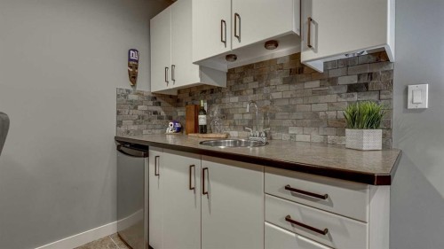 84 Isbister Close, Red Deer, AB - Indoor Photo Showing Kitchen