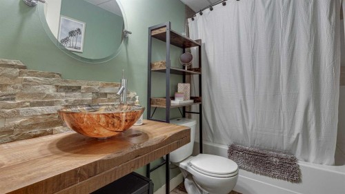 84 Isbister Close, Red Deer, AB - Indoor Photo Showing Bathroom