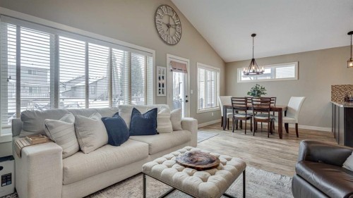 84 Isbister Close, Red Deer, AB - Indoor Photo Showing Living Room