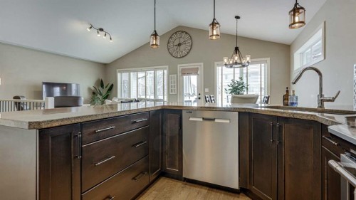 84 Isbister Close, Red Deer, AB - Indoor Photo Showing Kitchen