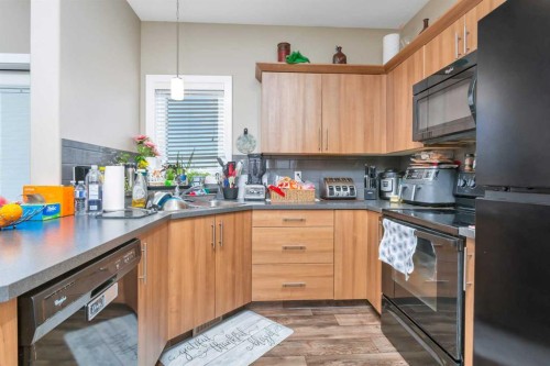 17 Crestview Boulevard, Sylvan Lake, AB - Indoor Photo Showing Kitchen