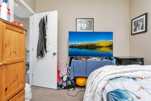 17 Crestview Boulevard, Sylvan Lake, AB - Indoor Photo Showing Bedroom