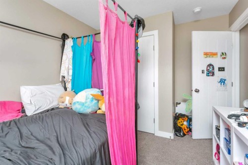 17 Crestview Boulevard, Sylvan Lake, AB - Indoor Photo Showing Bedroom