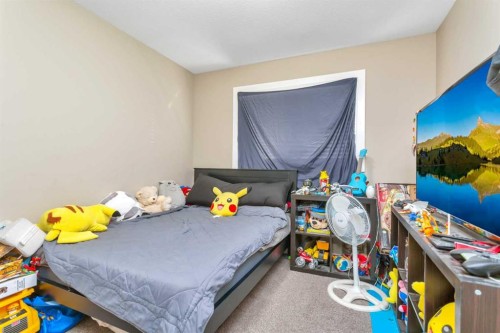 17 Crestview Boulevard, Sylvan Lake, AB - Indoor Photo Showing Bedroom