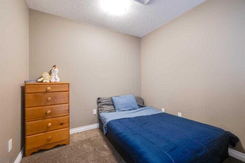103-5210 Lakeshore Drive, Sylvan Lake, AB - Indoor Photo Showing Bedroom