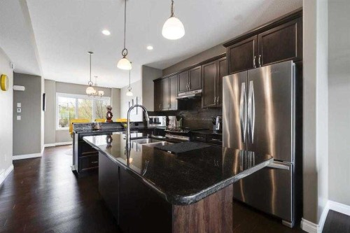 103-5210 Lakeshore Drive, Sylvan Lake, AB - Indoor Photo Showing Kitchen With Double Sink With Upgraded Kitchen