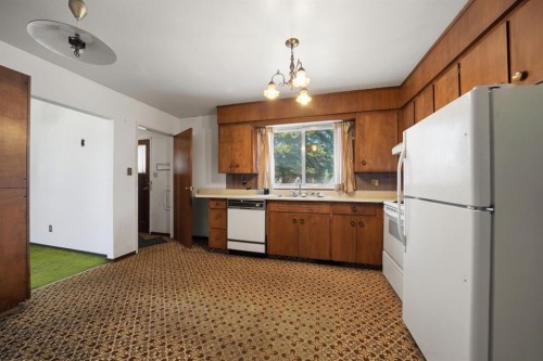 3301 41 Avenue, Red Deer, AB - Indoor Photo Showing Kitchen