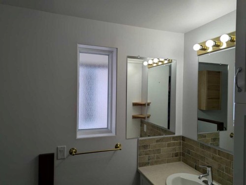 6210 53 Avenue, Camrose, AB - Indoor Photo Showing Bathroom