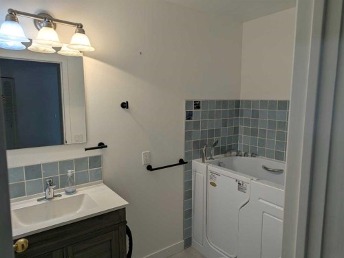 6210 53 Avenue, Camrose, AB - Indoor Photo Showing Bathroom