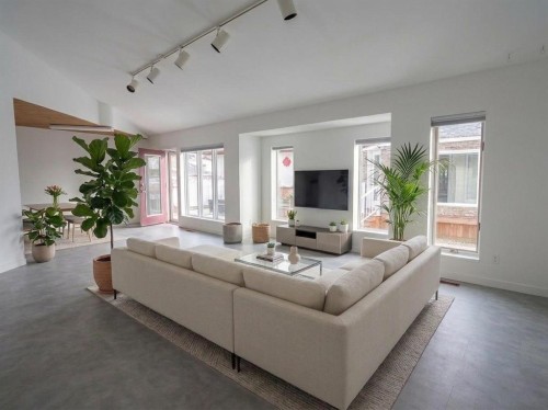 6210 53 Avenue, Camrose, AB - Indoor Photo Showing Living Room