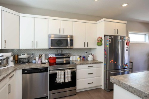 137 Coachman Way, Blackfalds, AB - Indoor Photo Showing Kitchen