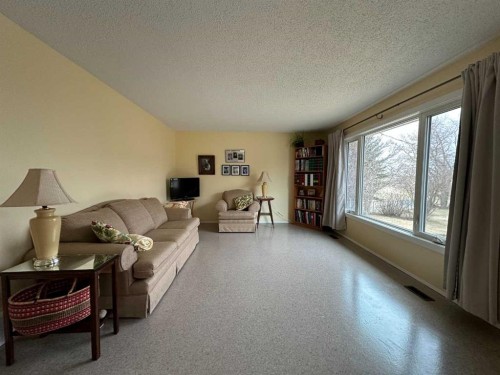 5 Sproule Place, Bashaw, AB - Indoor Photo Showing Living Room