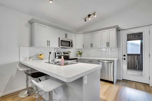 244 Thomlison Avenue, Red Deer, AB - Indoor Photo Showing Kitchen With Double Sink With Upgraded Kitchen