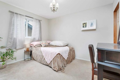 74 Fulmar Close, Sylvan Lake, AB - Indoor Photo Showing Bedroom