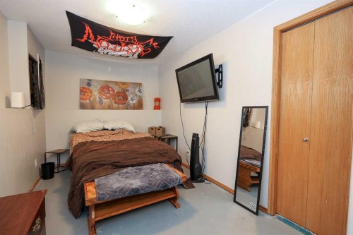 77 Duval Crescent, Red Deer, AB - Indoor Photo Showing Bedroom