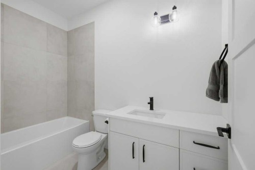 37 Maclean Close, Blackfalds, AB - Indoor Photo Showing Bathroom