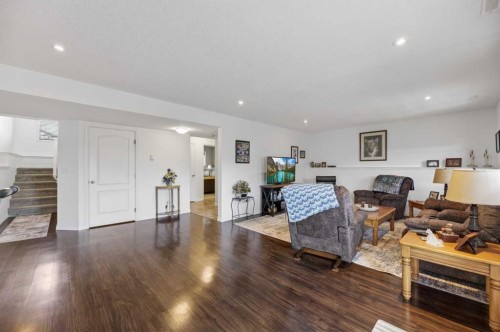 38 Regatta Way, Sylvan Lake, AB - Indoor Photo Showing Living Room