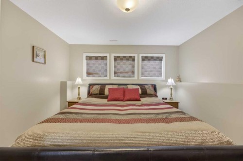 38 Regatta Way, Sylvan Lake, AB - Indoor Photo Showing Bedroom