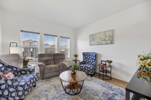 38 Regatta Way, Sylvan Lake, AB - Indoor Photo Showing Living Room