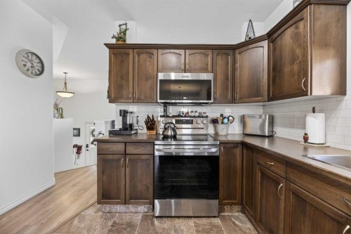 38 Regatta Way, Sylvan Lake, AB - Indoor Photo Showing Kitchen