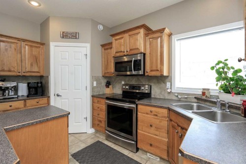 193 Alberts Close, Red Deer, AB - Indoor Photo Showing Kitchen With Double Sink
