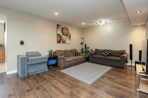 193 Alberts Close, Red Deer, AB - Indoor Photo Showing Living Room