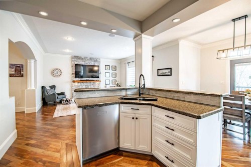 7 Aldrich Close, Red Deer, AB - Indoor Photo Showing Kitchen