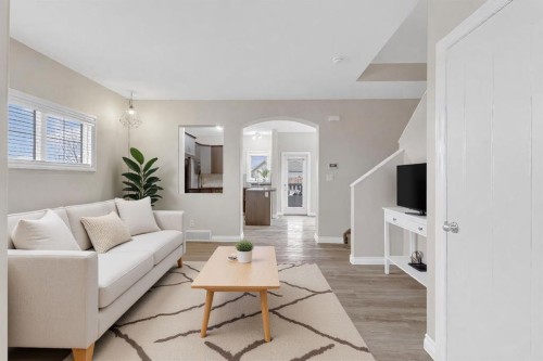 9 Ross Close, Sylvan Lake, AB - Indoor Photo Showing Living Room