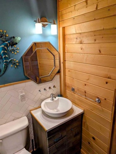 410 5 St E, Winfield, AB - Indoor Photo Showing Bathroom