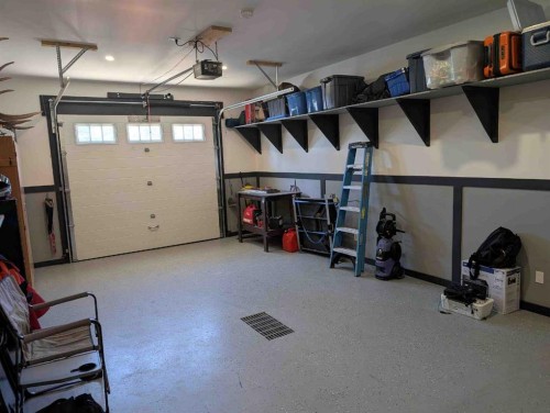 410 5 St E, Winfield, AB - Indoor Photo Showing Garage