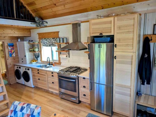 410 5 St E, Winfield, AB - Indoor Photo Showing Kitchen With Double Sink