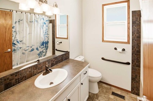 57 Woodbine Close, Blackfalds, AB - Indoor Photo Showing Bathroom