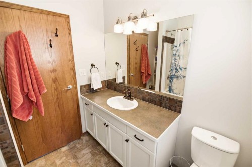 57 Woodbine Close, Blackfalds, AB - Indoor Photo Showing Bathroom