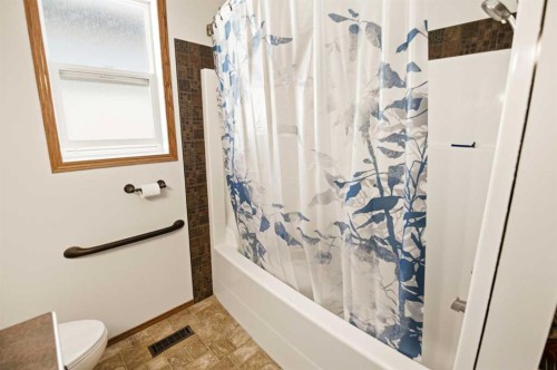 57 Woodbine Close, Blackfalds, AB - Indoor Photo Showing Bathroom